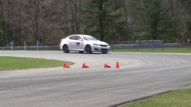 Carros de corrida acelerando uma pista — Vídeo de Stock