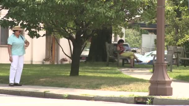 Mulher esperando na calçada — Vídeo de Stock