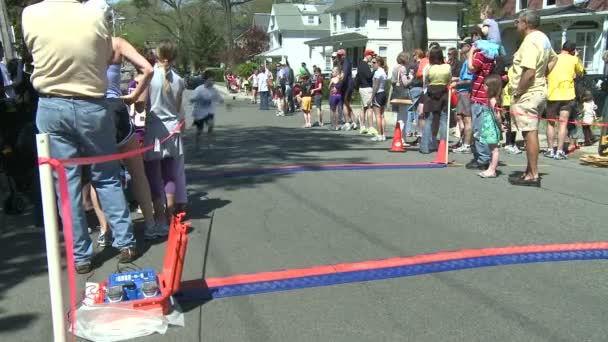 Les coureurs de marathon franchissent la ligne d'arrivée — Video