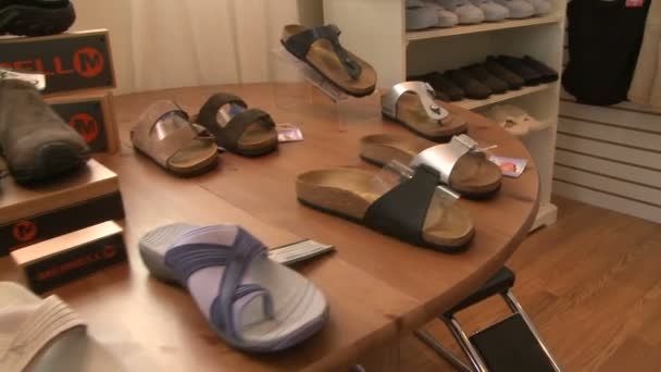 Ausstellung von Schuhen in einer kleinen Boutique (3 oder 6) — Stockvideo