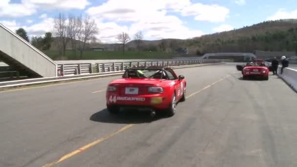 Coche de carreras Mazdas — Vídeo de stock