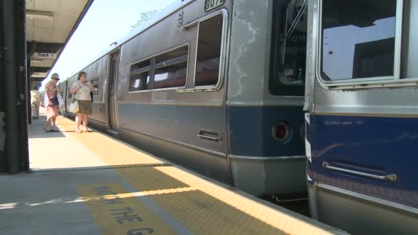 Gente subiendo al tren local — Vídeo de stock