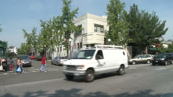 Autos passieren Kreuzung in Kleinstadt — Stockvideo