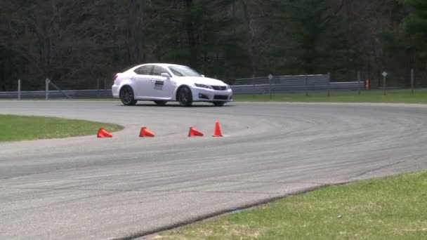 Carreras de coches acelerando por una pista — Vídeo de stock