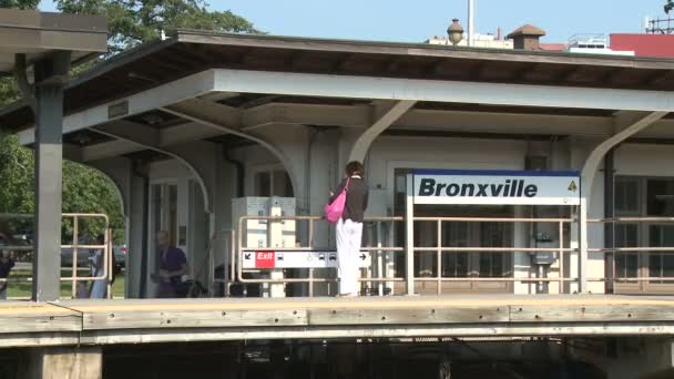 Vrouw te wachten voor een trein op Bronxville Station — Stockvideo