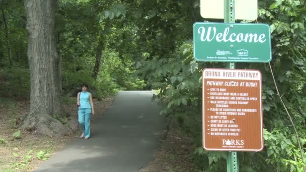 Sinal de boas-vindas na entrada do parque — Vídeo de Stock
