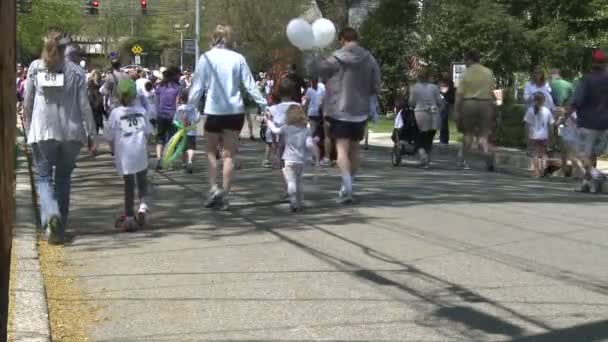 Gran multitud de personas en maratón — Vídeo de stock