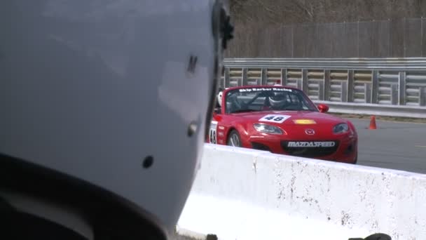 Coches de carreras competidores — Vídeos de Stock