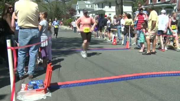 Marathon runners crossing the finish line — Stock Video