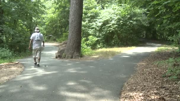 People walking and riding bikes in park (3 de 3 ) — Video