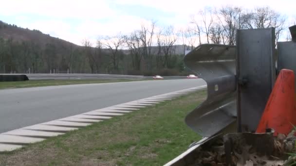 Carreras de coches en pista de carreras — Vídeos de Stock