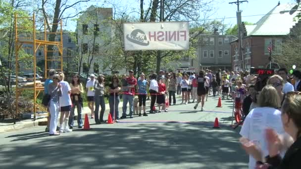 Les coureurs de marathon franchissent la ligne d'arrivée — Video