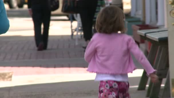 Маленька дівчинка, спускаючись тротуарі з сонцезахисні окуляри (1 з 2) — стокове відео