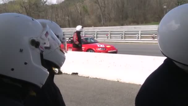 Carreras de coches acelerando por una pista — Vídeos de Stock