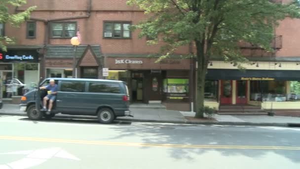 Mann steigt aus einem geparkten Lieferwagen in der Innenstadt — Stockvideo