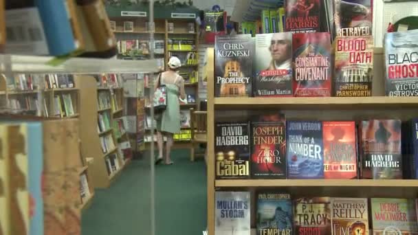 Inside a book store (4 of 4) — Stock Video