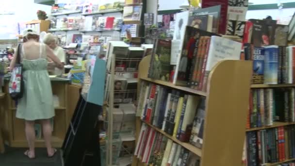 All'interno di una libreria (1 di 4) ) — Video Stock