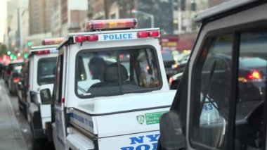 Trafik polis aracını kaldırım yakınındaki bir görünümünü