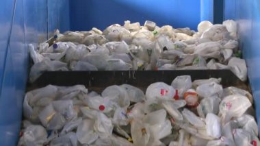 geri dönüşüm tesisi üzerinde çöp