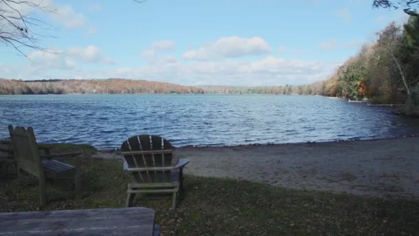 Chaises longues sur le rivage — Video