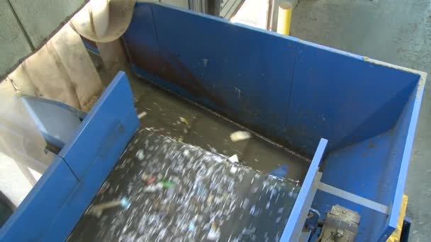 Behind the scenes look at the steps of modern recycling — Stock Video