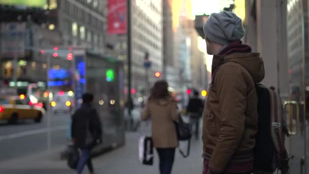 Joven en una esquina de la calle — Vídeos de Stock