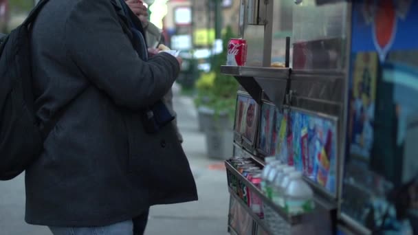 Insanlar satın almak yiyecek sokak satıcıları — Stok video