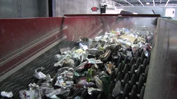 Basura en un transportador de ruedas — Vídeos de Stock