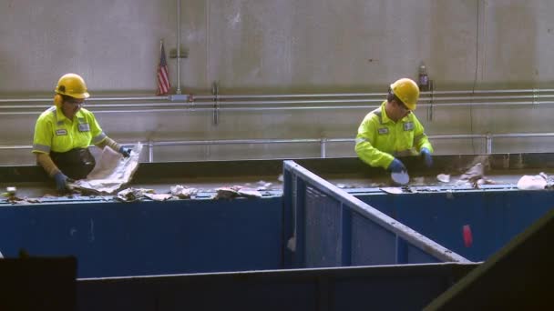 Achter de schermen kijken naar de stappen van moderne recycling — Stockvideo