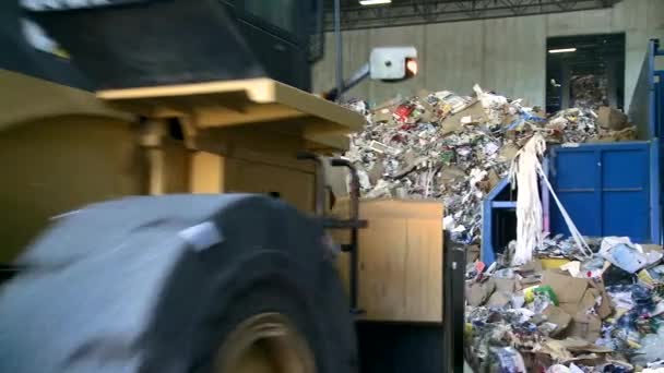 Achter de schermen kijken naar de stappen van moderne recycling — Stockvideo