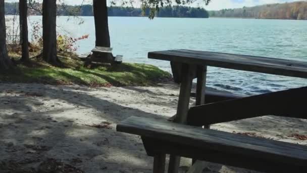 Mesa de picnic en la orilla — Vídeos de Stock