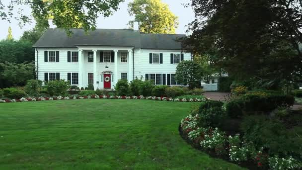 Colonial home in suburb (1 de 3 ) — Video