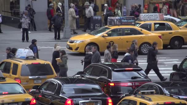Peatones y coches en la intersección de Nueva York — Vídeos de Stock