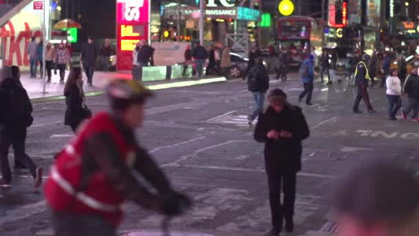 Mensen lopen op de straat in New York — Stockvideo