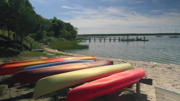 Colorful kayaks on the beach — Stock Video