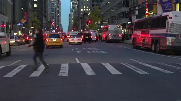 Orang-orang melintasi jalan yang sibuk di NYC — Stok Video