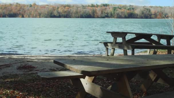 Picknicktisch am Ufer — Stockvideo