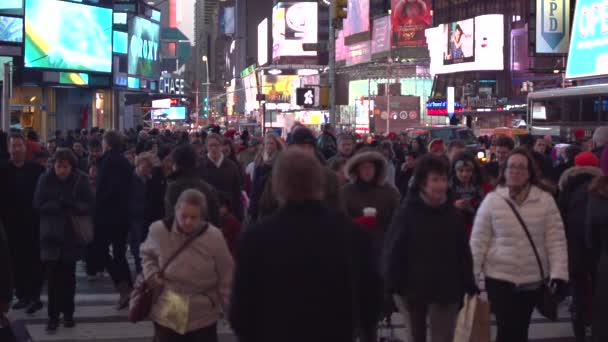 Mensen lopen op de straat in New York — Stockvideo