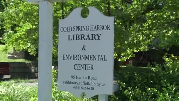 Cold Spring Harbor bibliotek tecken (1 av 2) — Stockvideo