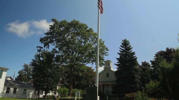 旗のポールに町 (2 の 1) — ストック動画