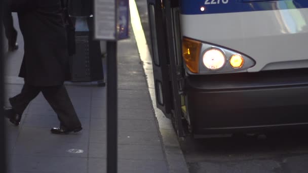 ニューヨーク市の忙しい朝に典型的な歩道のシーン — ストック動画