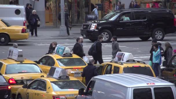 行人和汽车在纽约十字路口 — 图库视频影像