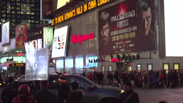 Menschen gehen in New York auf die Straße — Stockvideo