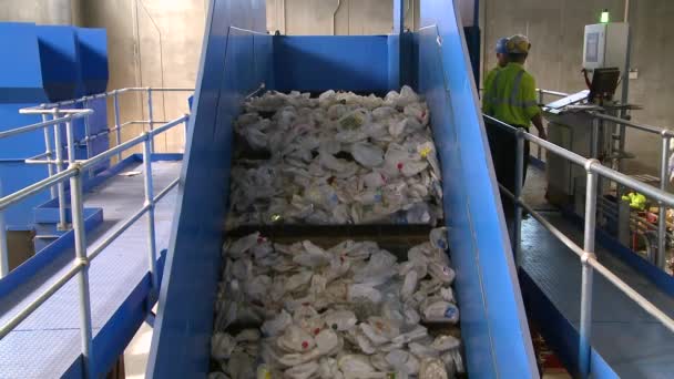 Nos bastidores olhar para os passos da reciclagem moderna — Vídeo de Stock