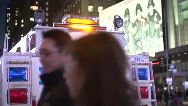 Coche de policía en Times Square — Vídeos de Stock