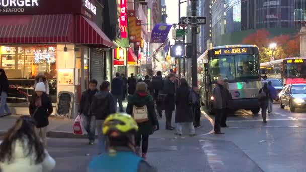 Persone che attraversano una strada trafficata a New York — Video Stock