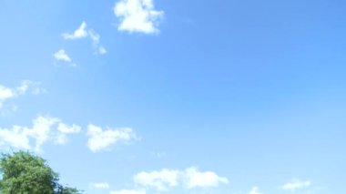 Giriş (1 / 2 üzerinde bulutlu gökyüzü)