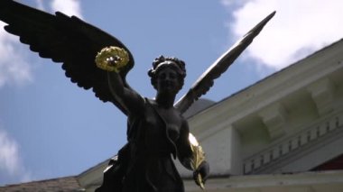 Çelenk ve kanatları (3 4 kadın ile heykeli)