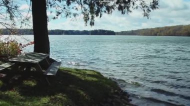 Sahilde piknik masası