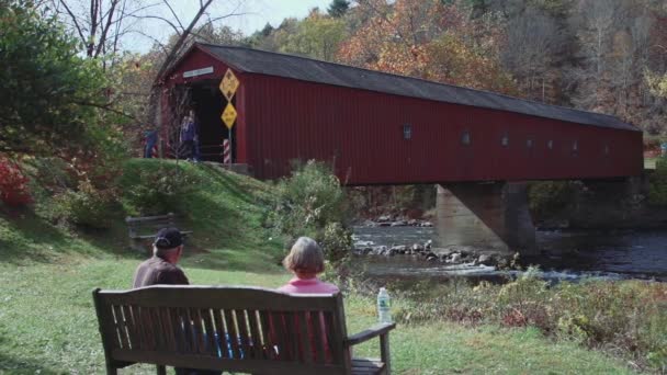 Overdekte brug op zonnige herfstdag — Stockvideo